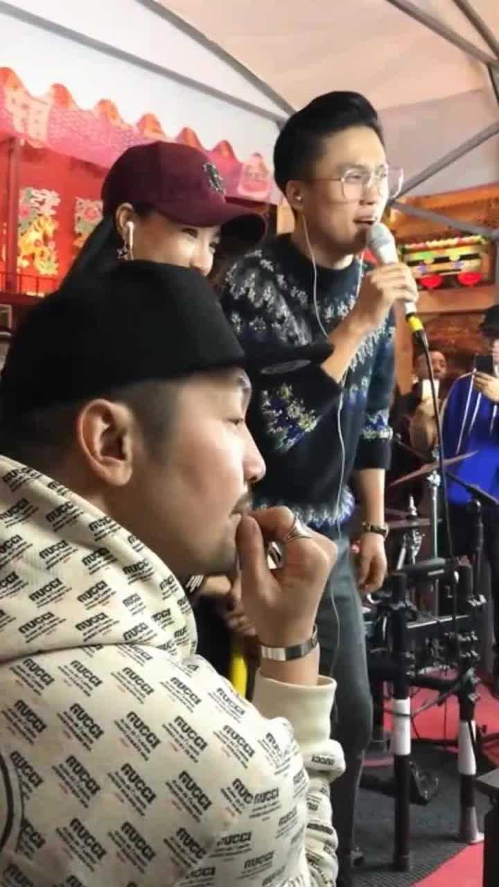 二人转版兄弟难当红孩儿唱的有种喜感喜欢他这样的气质