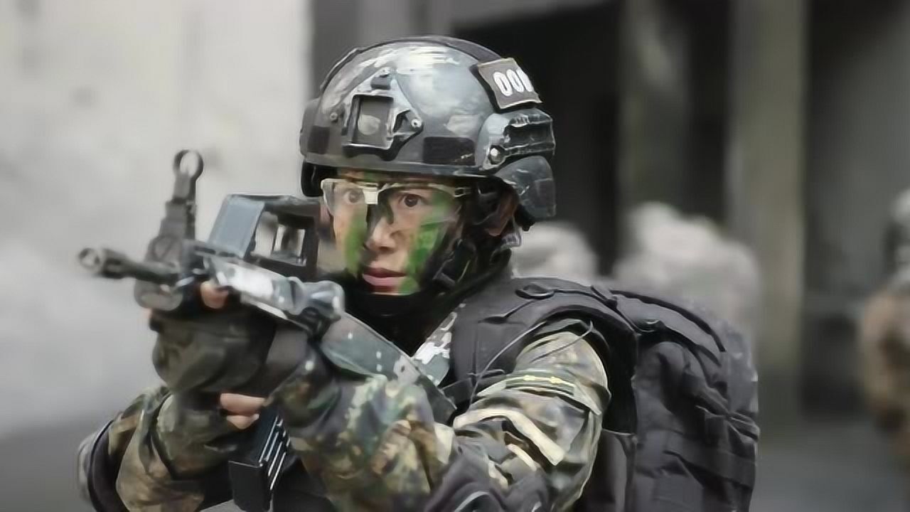 特种兵之霹雳火抢救伤员破开障碍物特战学员配合默契
