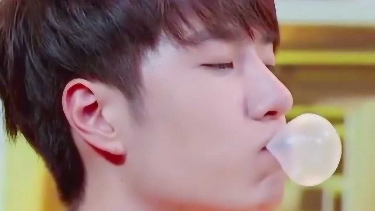 吹泡泡糖都能吹两层还有什么是王一博不会的吗