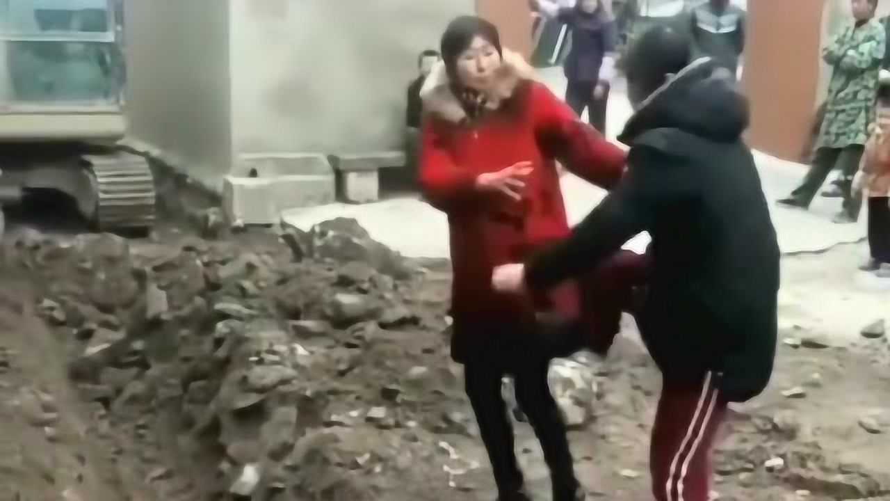 农村妇女打架,这是谁家的媳妇,这么有才华!