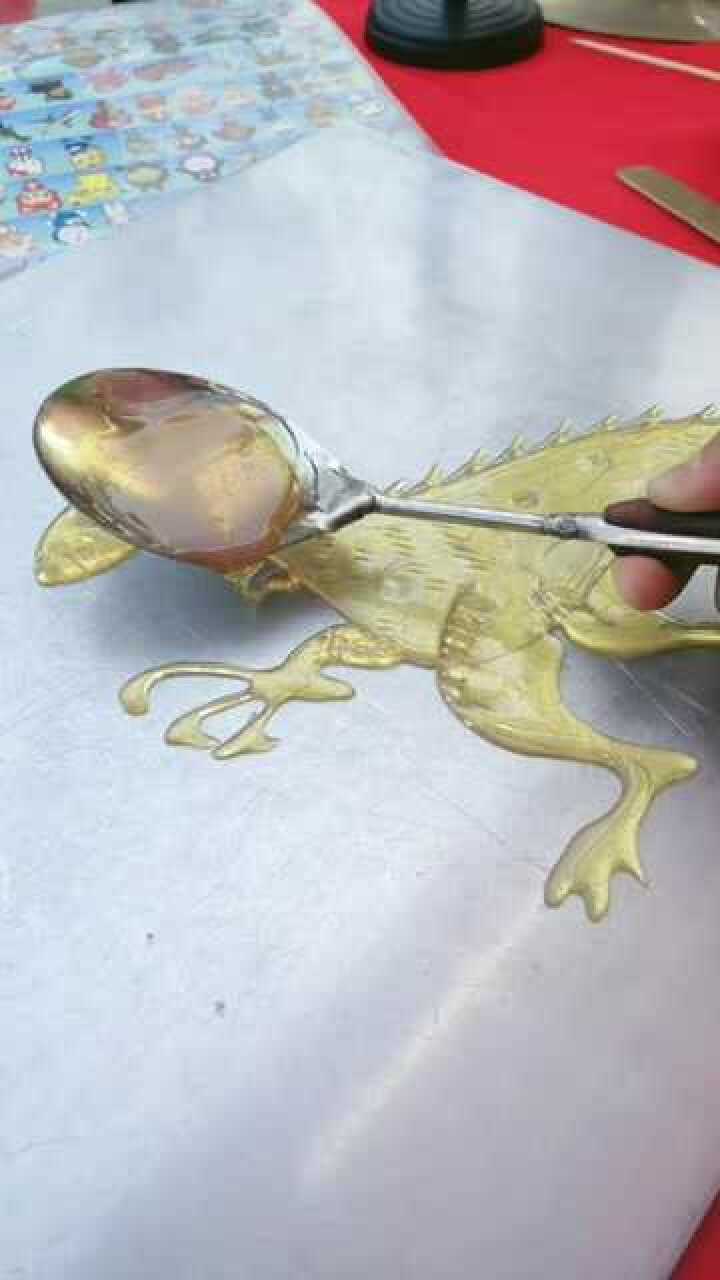 糖画可以把你心中的心情画出来所以我现在画了一只恐龙