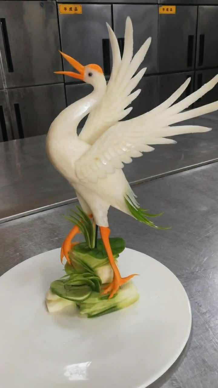 展示一个漂亮的仙鹤,用萝卜雕刻仙鹤,我个人非常满意