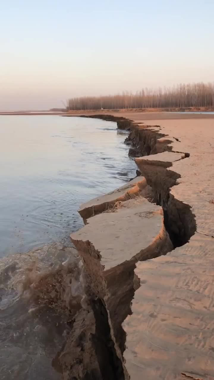 黄河岸边这就是破坏环境之后水土流水的样子