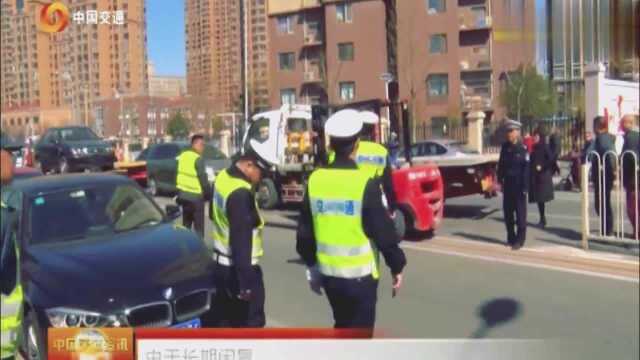 “僵尸车”霸占街头,大爷大妈说出实话:他们违法逼的我也违法!