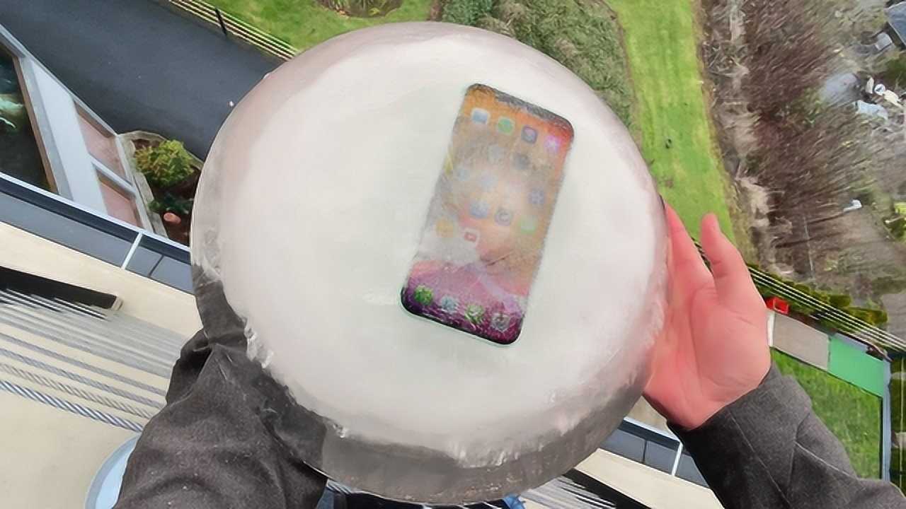 把苹果手机放进水中冻成冰块,从高楼扔下会碎吗?看完难以置信!