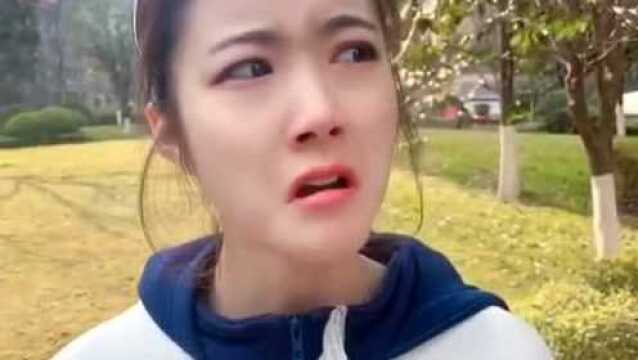 搞笑:小姐姐这个“塞班模仿”太有灵魂了,笑的人都直不起腰了.