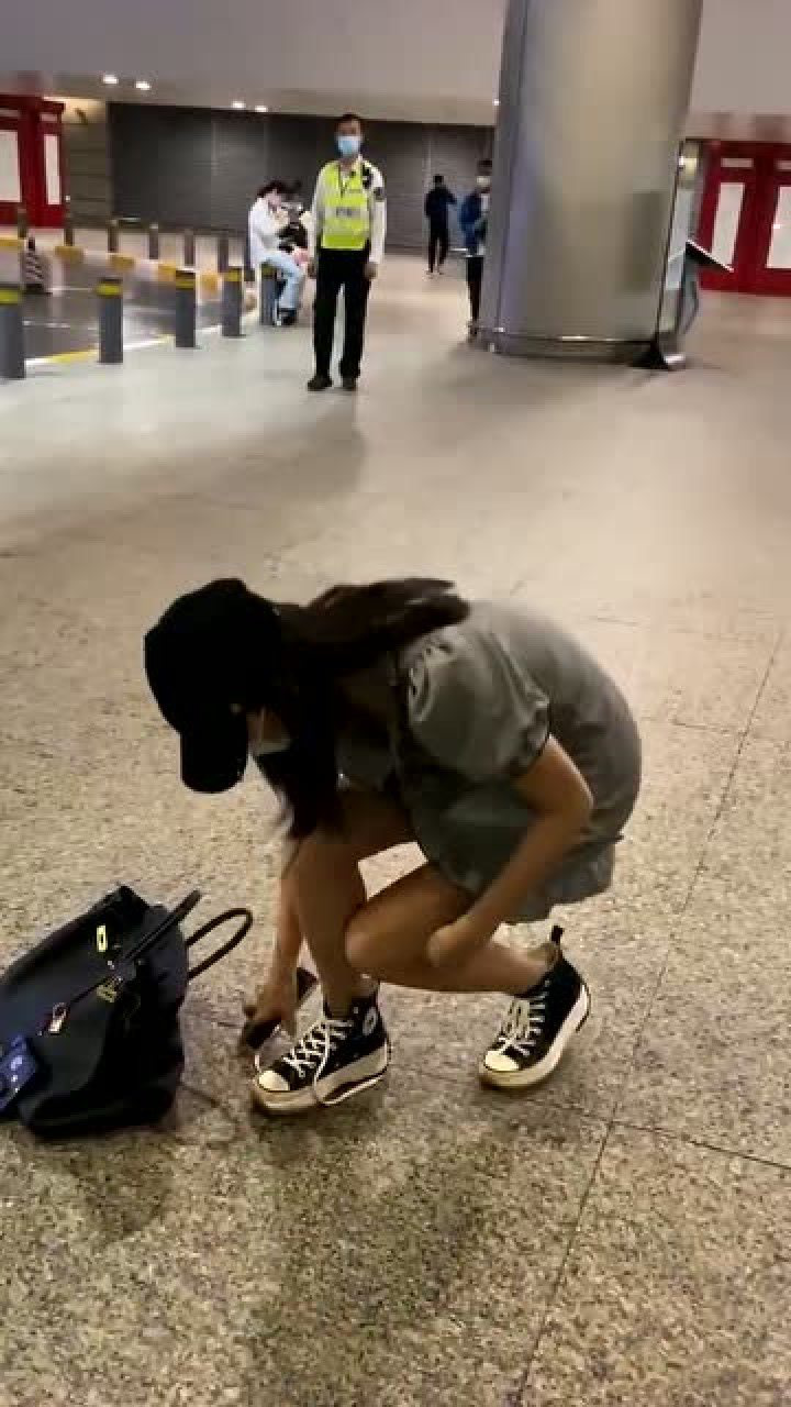 张雨绮蹲下系鞋带突然意识到会走光立马回怼粉丝别拍了