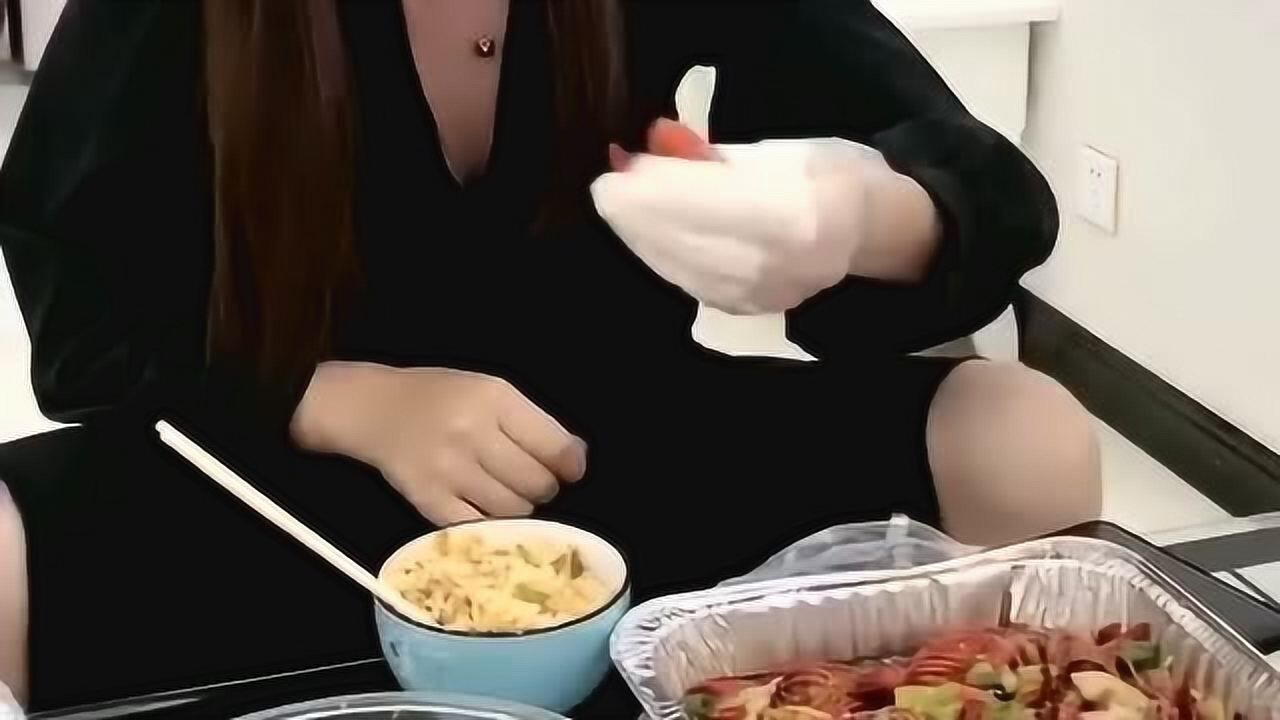 小姐姐吃饭这个操作你们知道是什么意思吗我是有点看不明白
