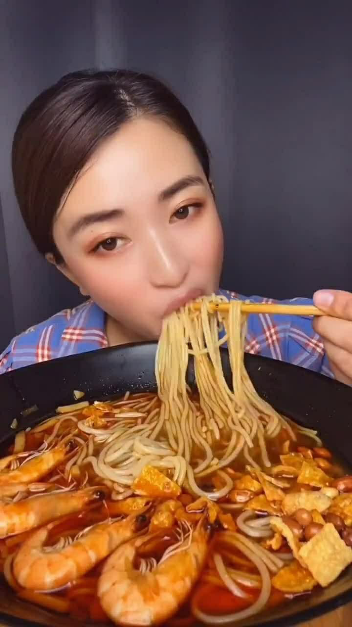 螺蛳粉又来了臭香臭香的吃一口就可以上瘾