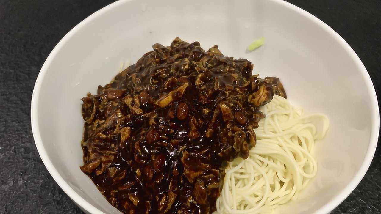 最好吃的鸡蛋酱打卤面,弟弟吃了一大碗.