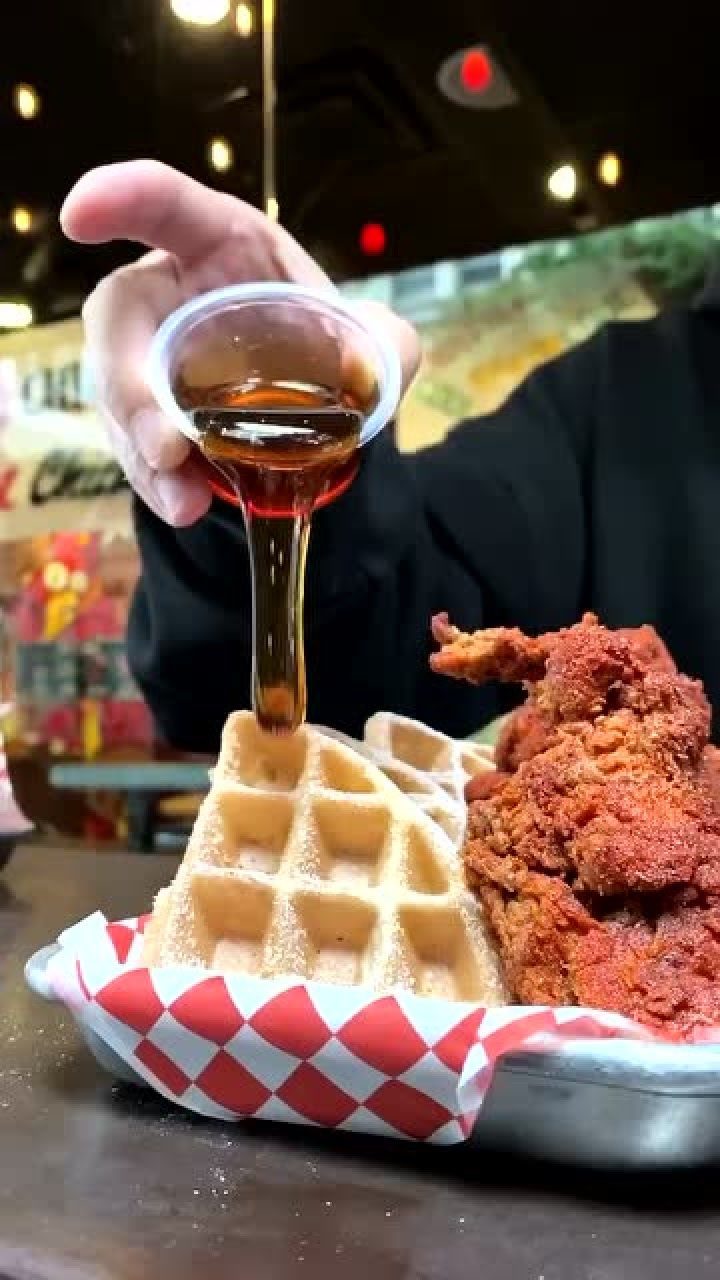 国外创意美食,华夫饼配炸鸡,满满的诱惑!
