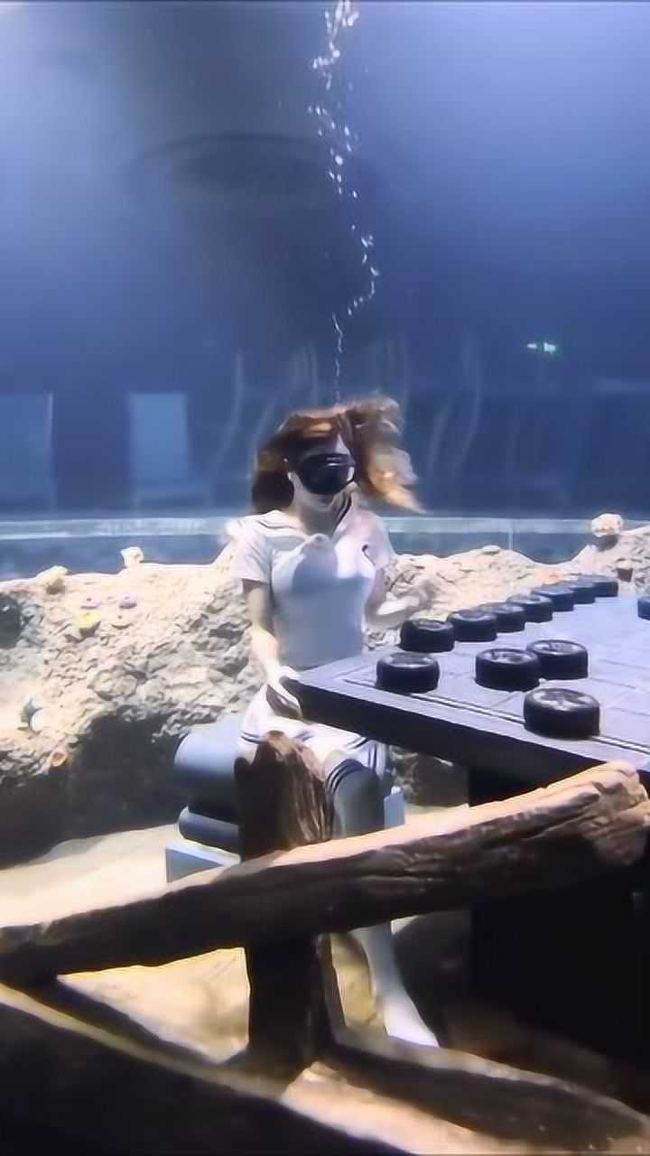美女小姐姐在水里下象棋这憋气能力真不是盖的太牛了