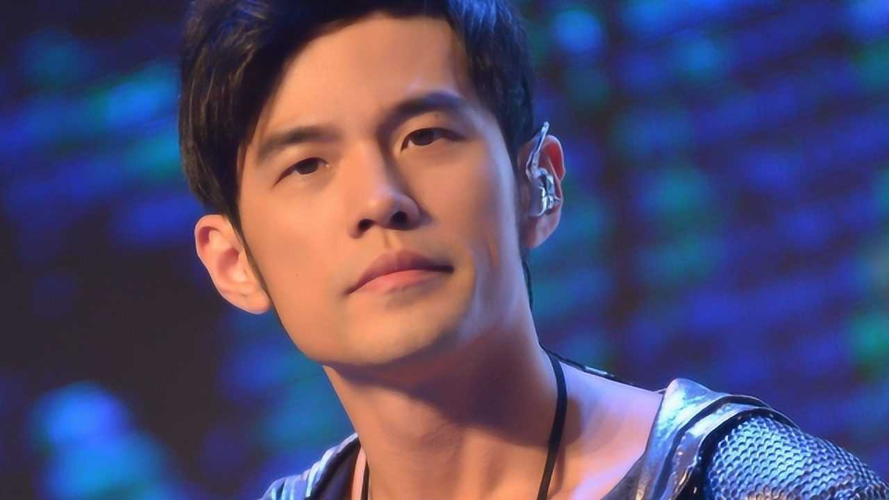 周杰伦牵手章子怡笑了整首歌汪峰杰伦我想找你聊聊