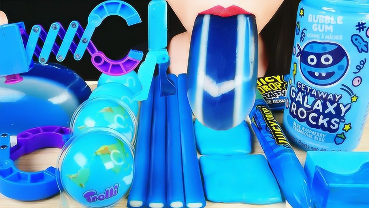 蓝色高颜值美食像是梦幻世界湖水感受宁静的氛围