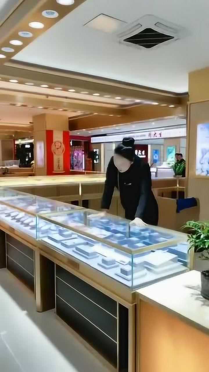 为了避免有逃单的情况出现,金店的服务员们,还要进行这种特训啊