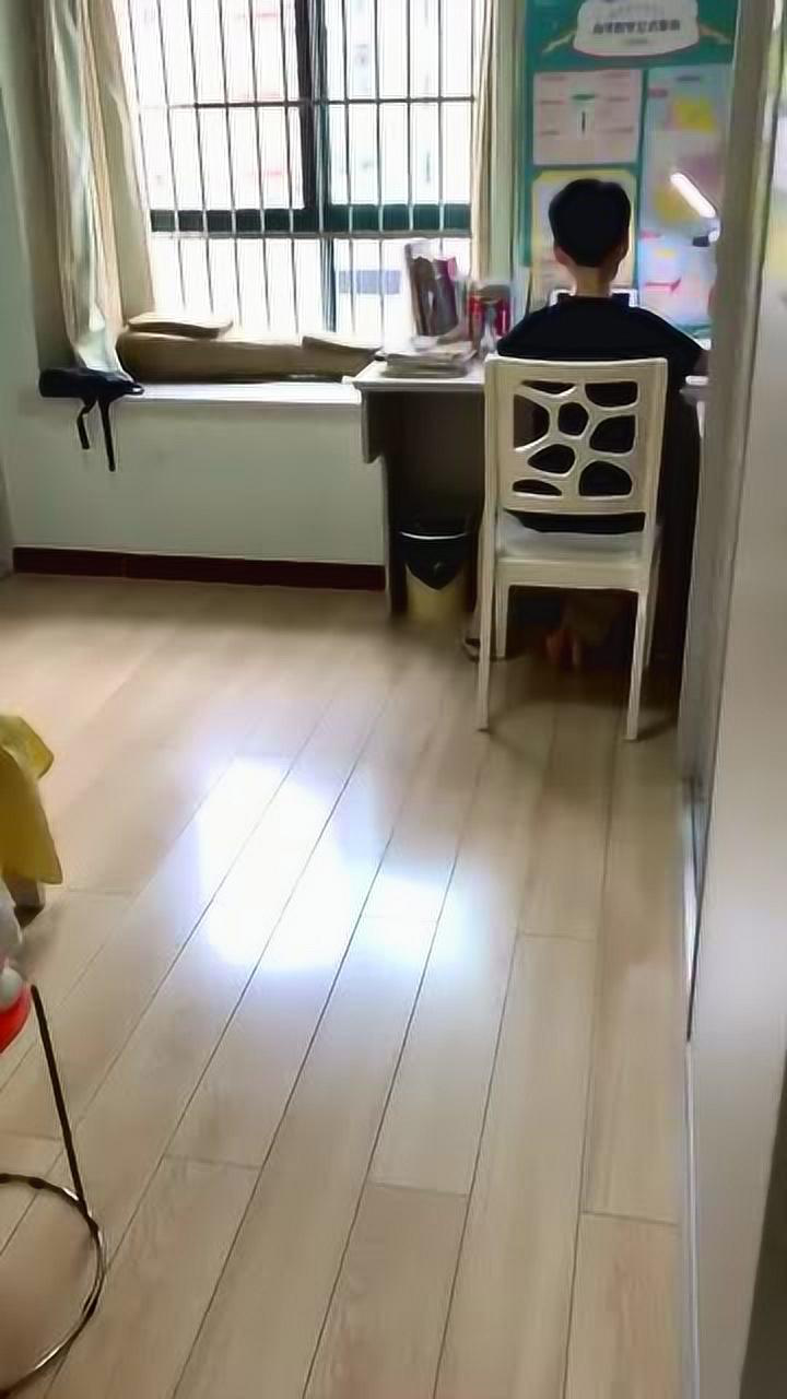 哥哥在学习妹妹安安静静的坐在哥哥桌子底下