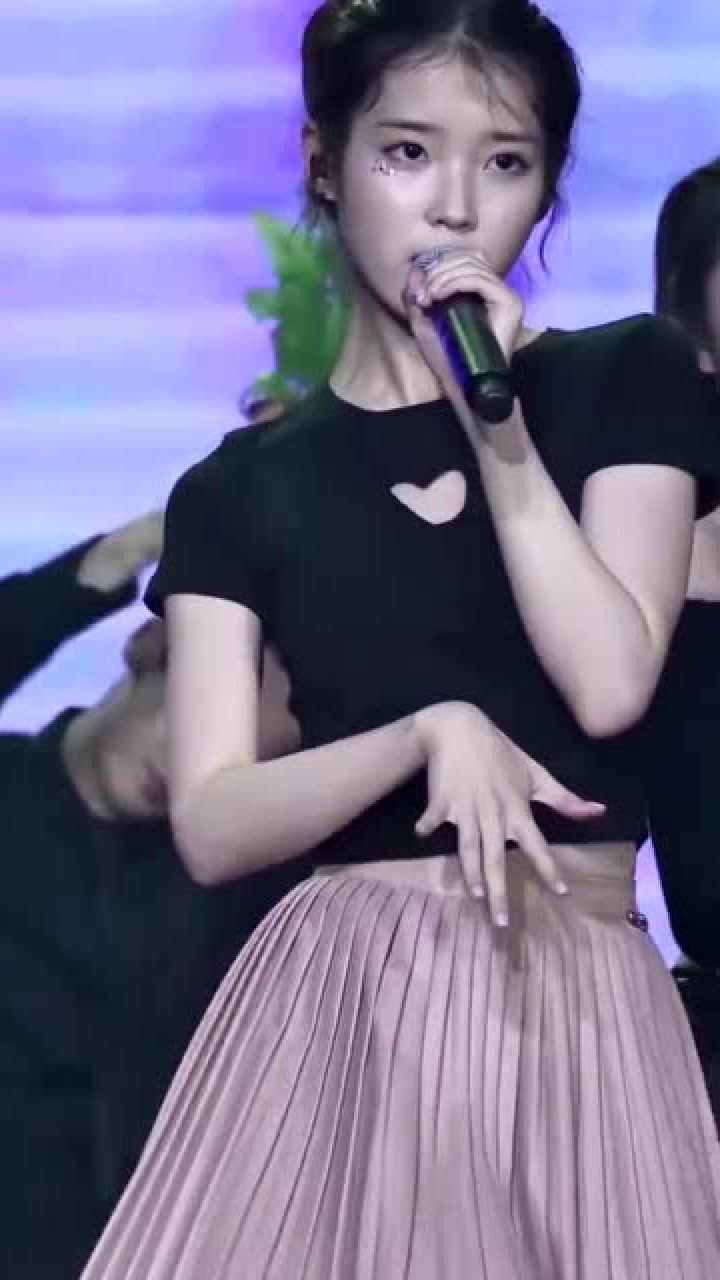 iu李知恩跳舞的姿势太可爱了太喜欢她了