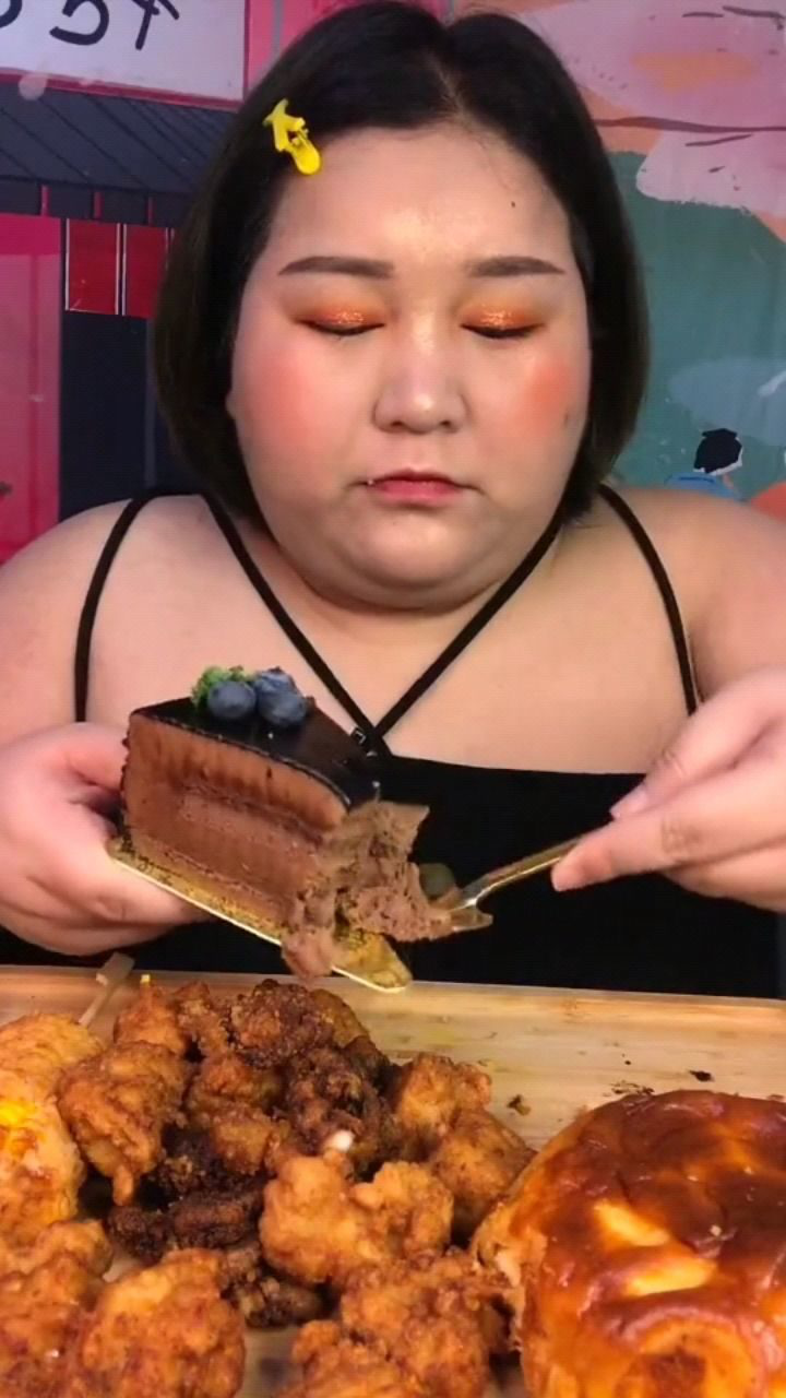 胖姐吃猪皮卷图片
