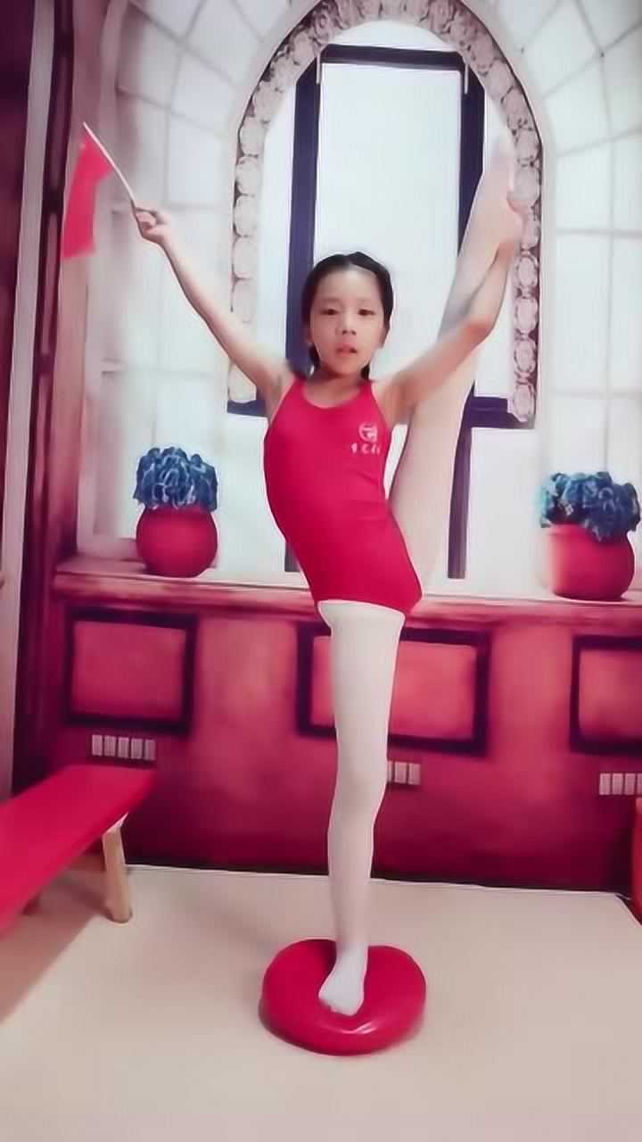 舞蹈基本功没想到小女孩脚底下踩这个东西太让人心疼了