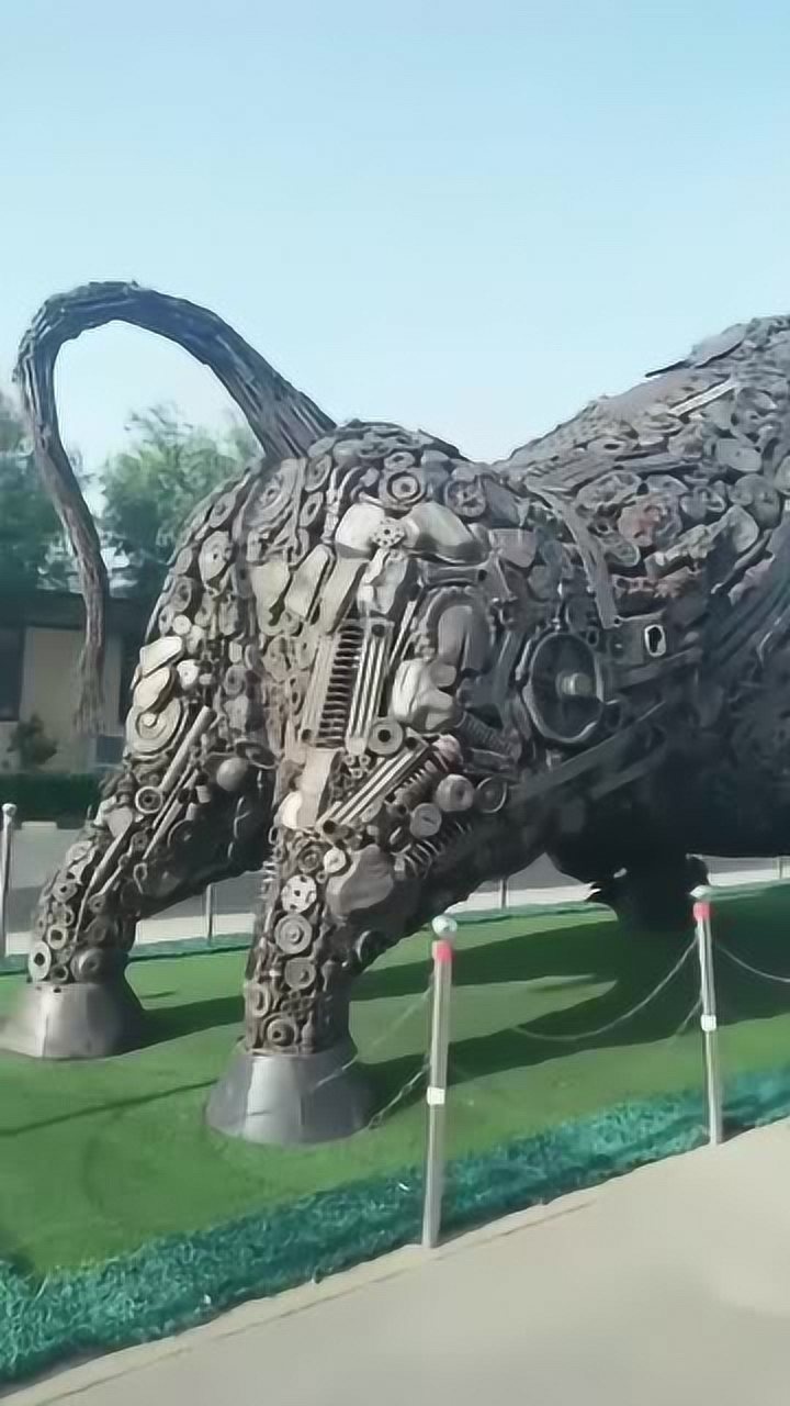 这是用零件拼成的一个机械牛看着也太威武霸气了非常逼真