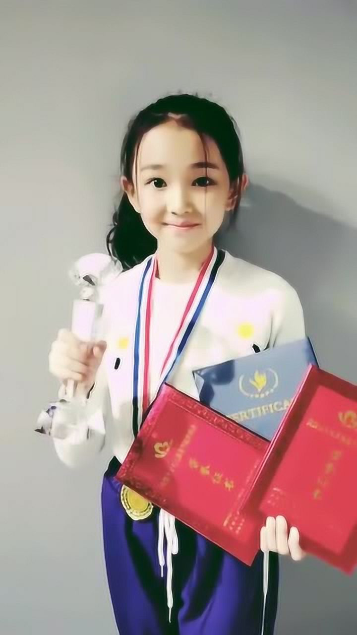 这就是童模宋小睿,居然有这么多奖状,网友:父母的骄傲!