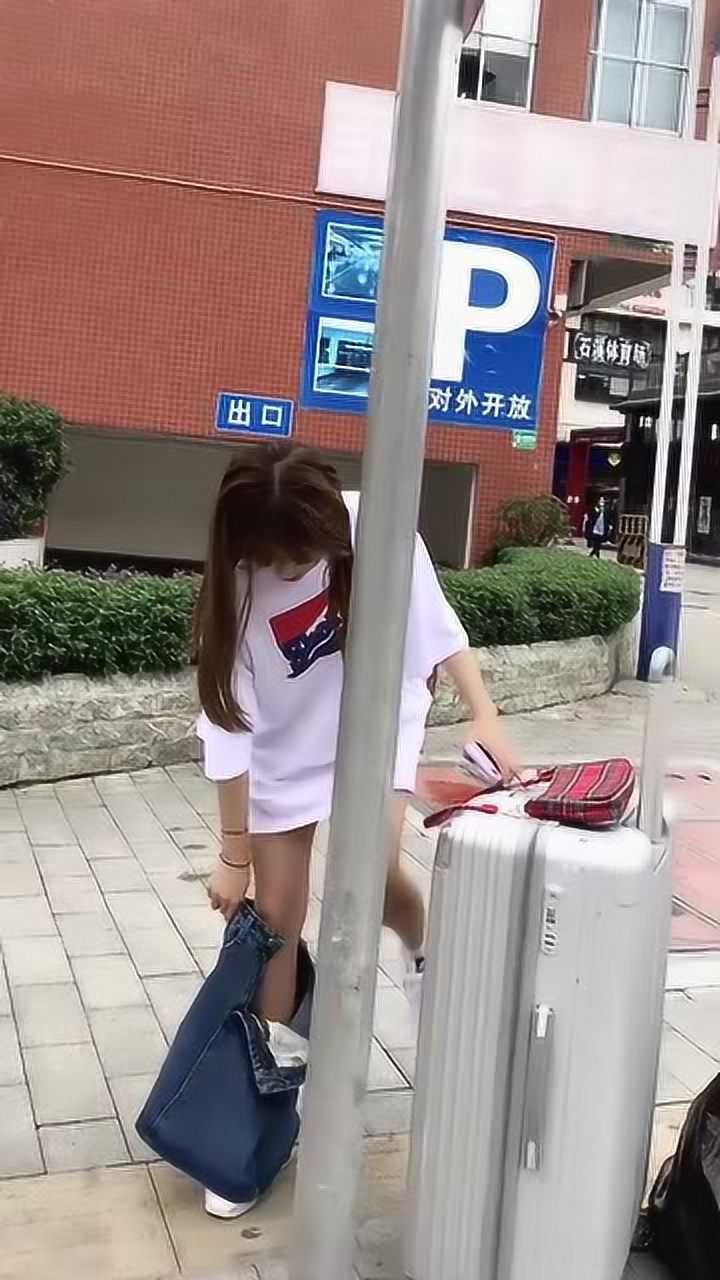 小姐姐当街脱裤子这也太卧槽了吧