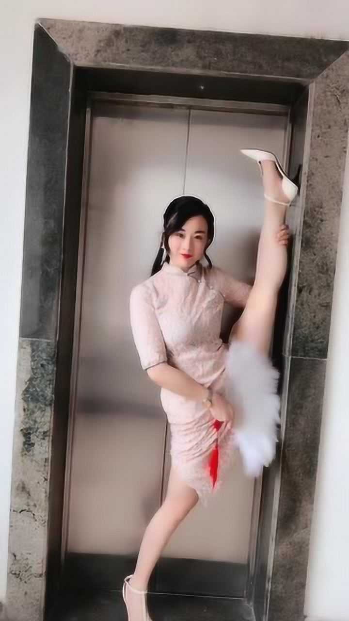 旗袍美女秀绝活一字马,这个动作太到位了,值得点赞!