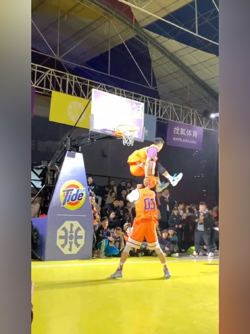 31全国总决赛扣篮大赛上赵若霖与许文皓对决