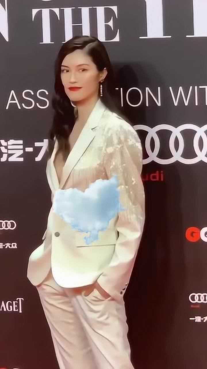 何穗真空西装亮相太性感了