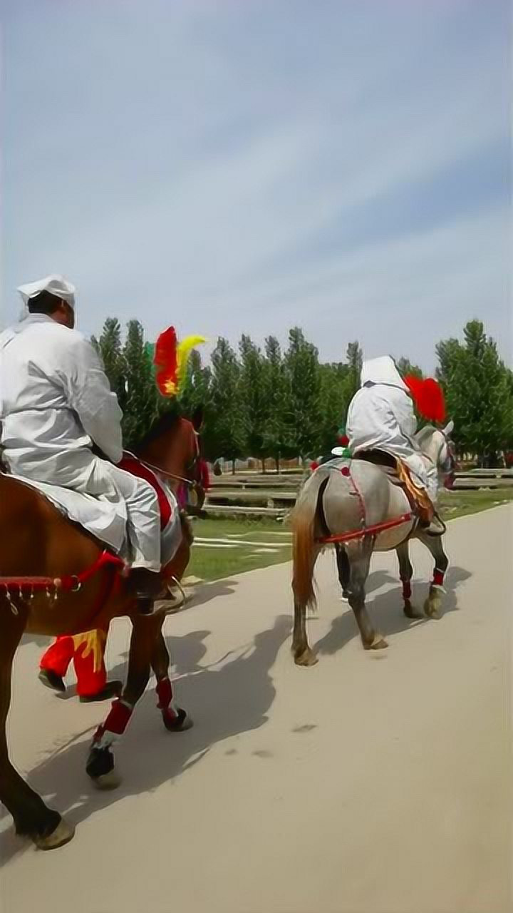 农村葬礼的风俗,骑着马去送葬,真的长见识了!