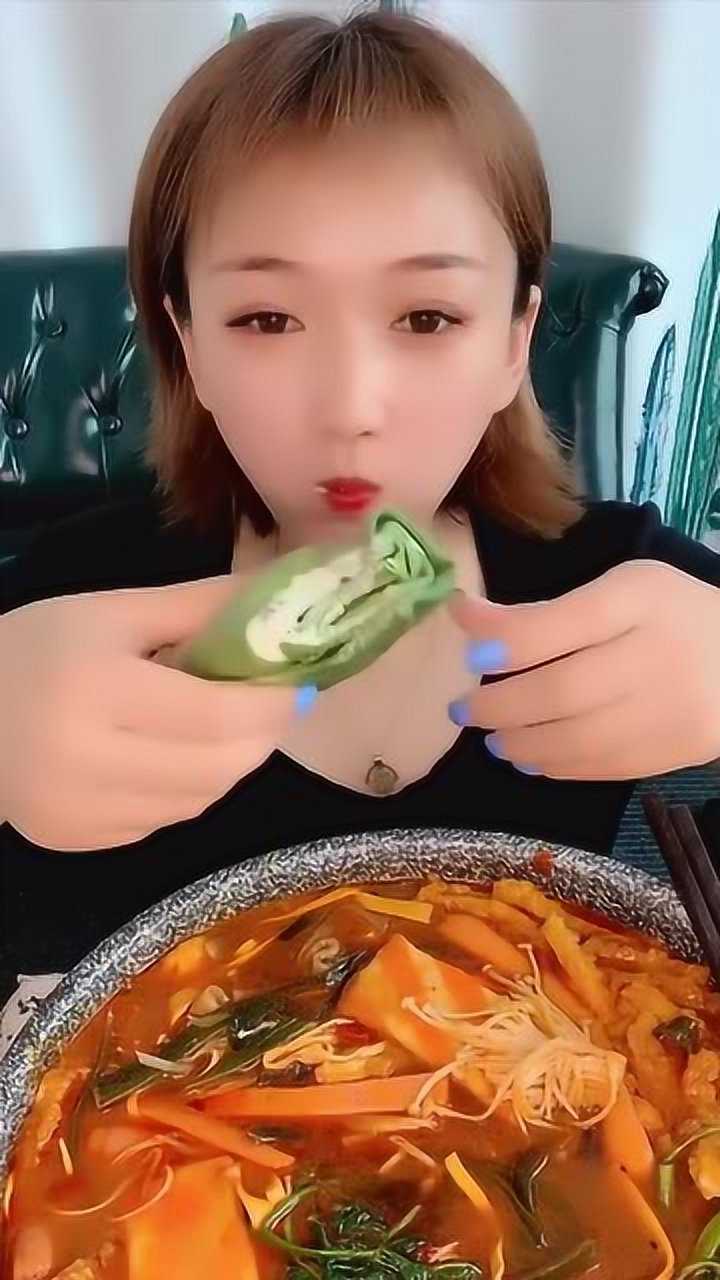 吃播美女直播吃麻辣烫,毛巾卷甜点,吃得太香了,馋得人流口水
