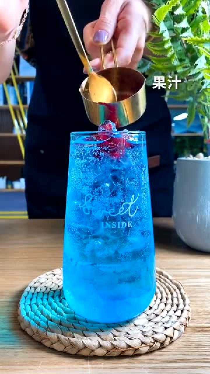 小可爱最喜欢的蓝色夏威夷,气泡饮品