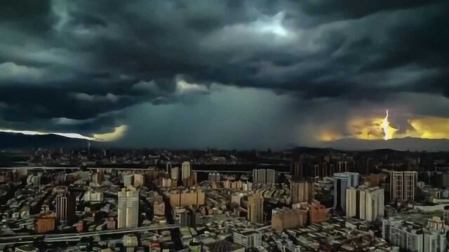 台北市突遭强降水惊现“雨瀑”奇观 降水区风起云涌电闪雷鸣