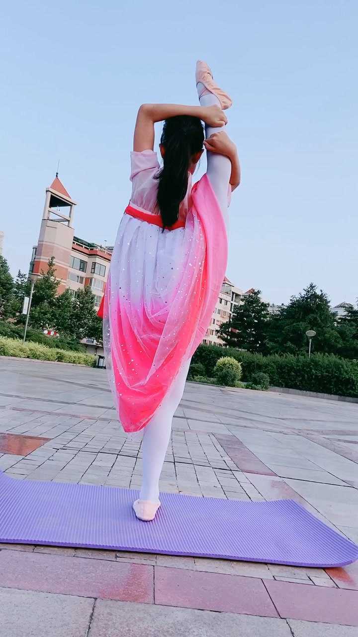 来个背影搬腿,感谢大家支持我!