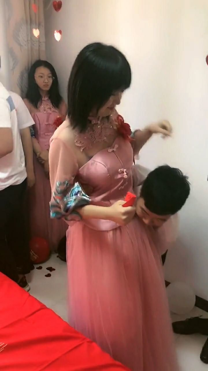 千万不要让你女朋友去当伴娘,会被人占便宜的