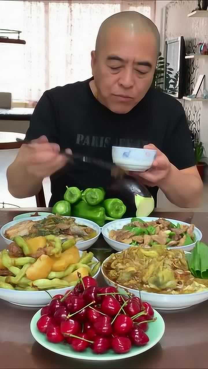 東北大哥吃飯真生猛竟然敢生吃這個一般人真接受不了