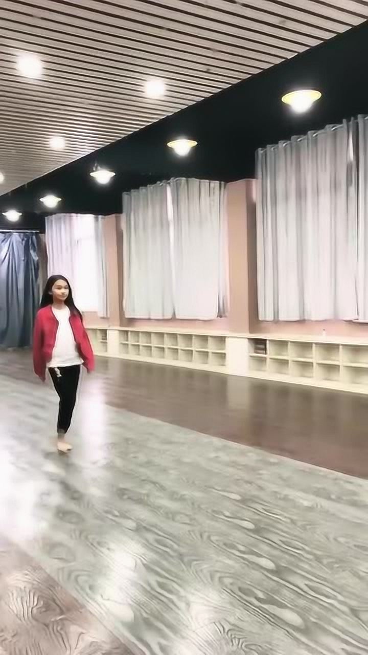 宋小睿变身赤脚大仙看到她认真的样子真不愧是最有名的童模