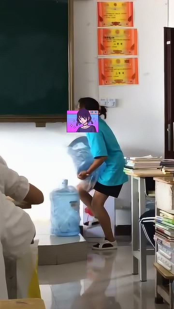 在我们班老师要是看到这一幕全班男生罚站一个月