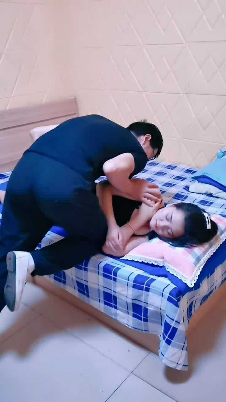 我老婆喊着肩膀疼,今天休息给她按摩按摩