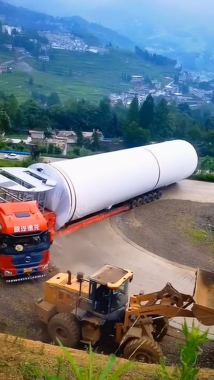 半挂车转弯,司机硬核操作,只怕底盘不保!