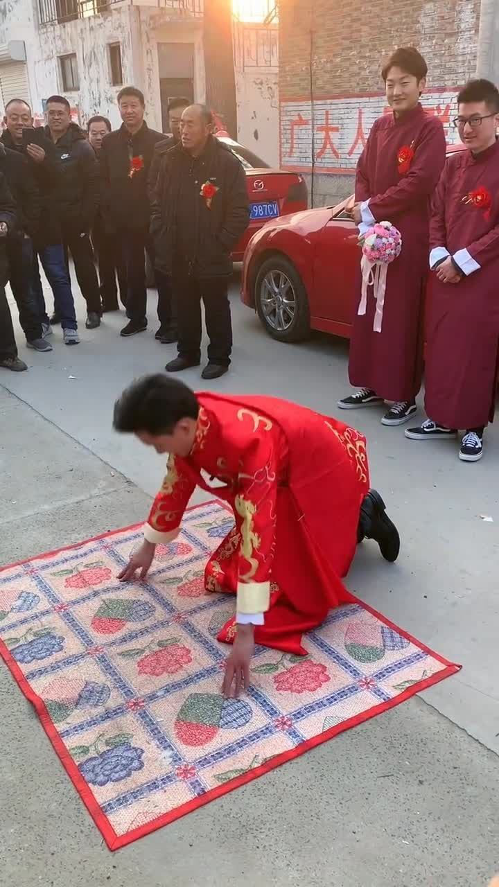 新姑爷磕头拜亲新姑爷还是蛮精神的