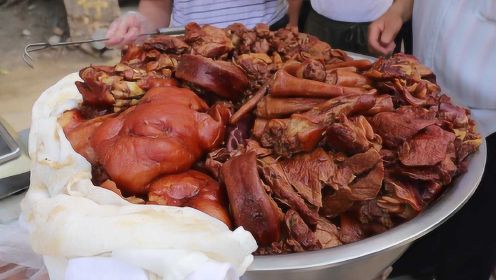 山东夫妇卖卤味，没肉全是猪下货，顾客排队两小时，270斤全抢光