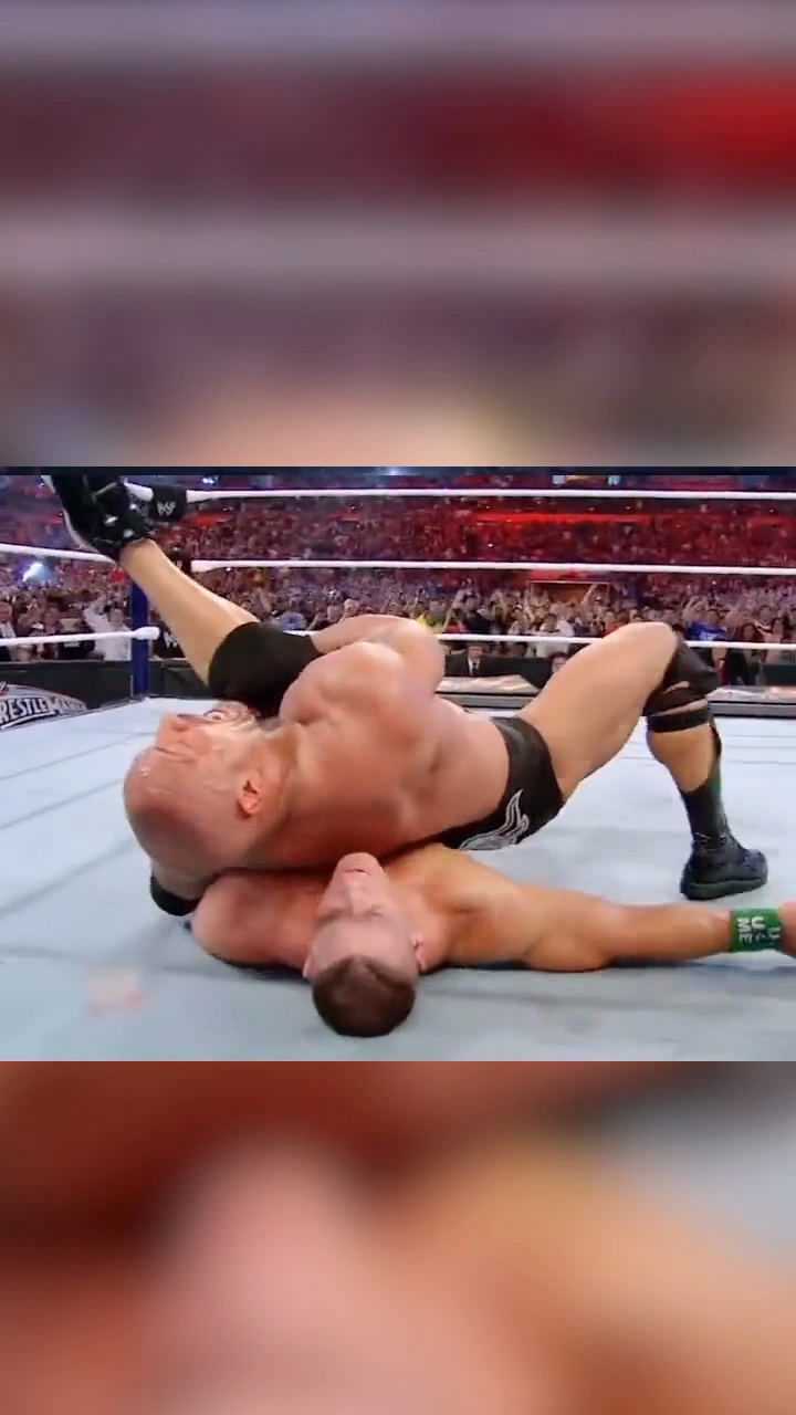 约翰塞纳大战巨石强森,一击巨石抱摔干掉对手