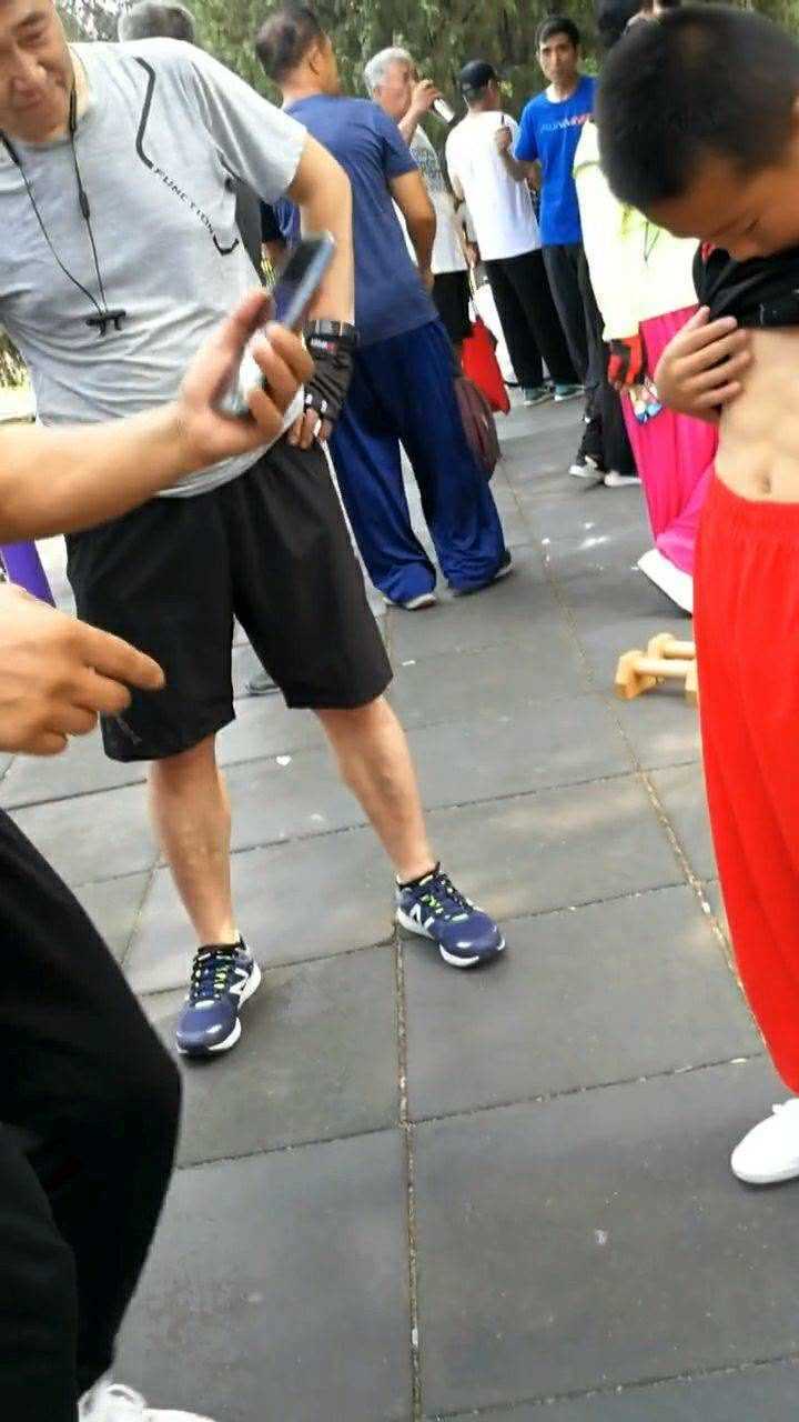 小朋友每天努力练习拥有八块腹肌特别帅