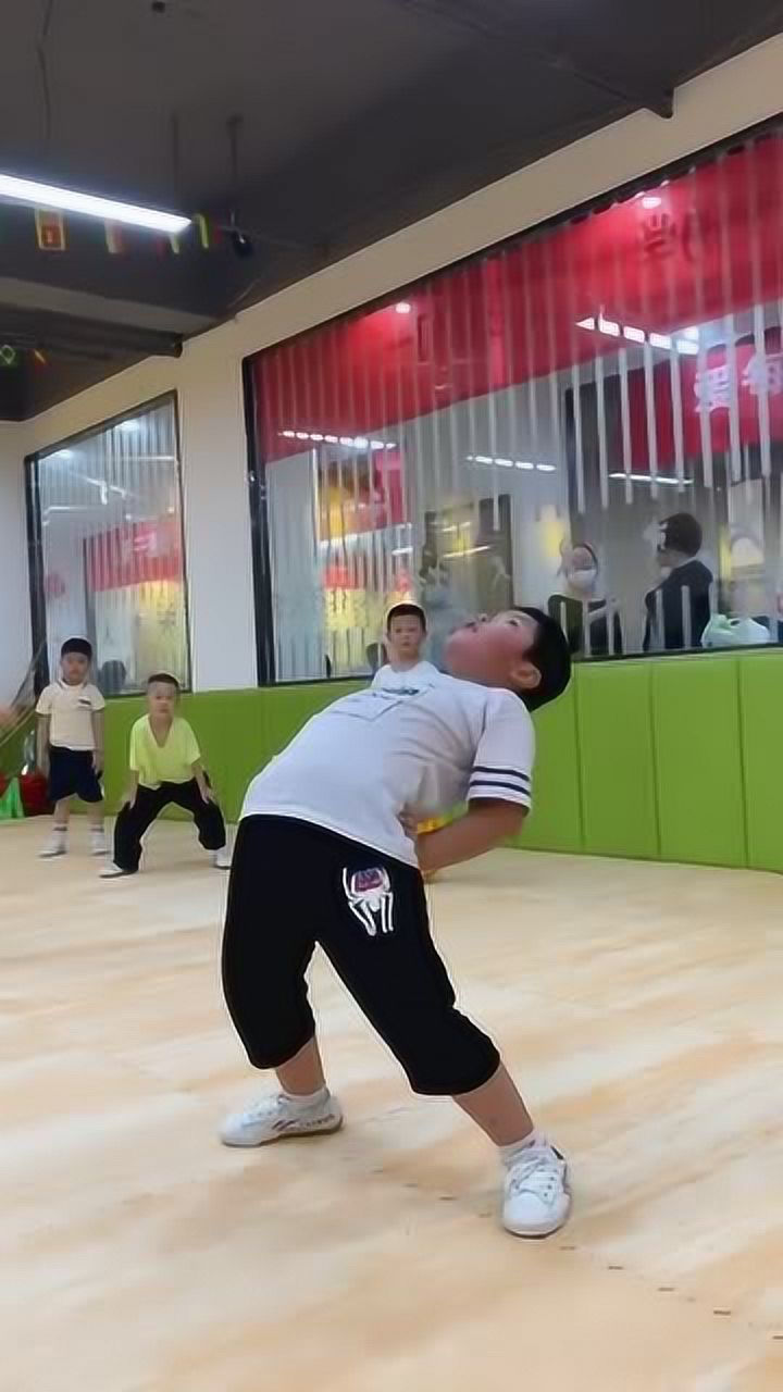 小男孩下腰,姿势如此标准,是个好苗子!_腾讯视频