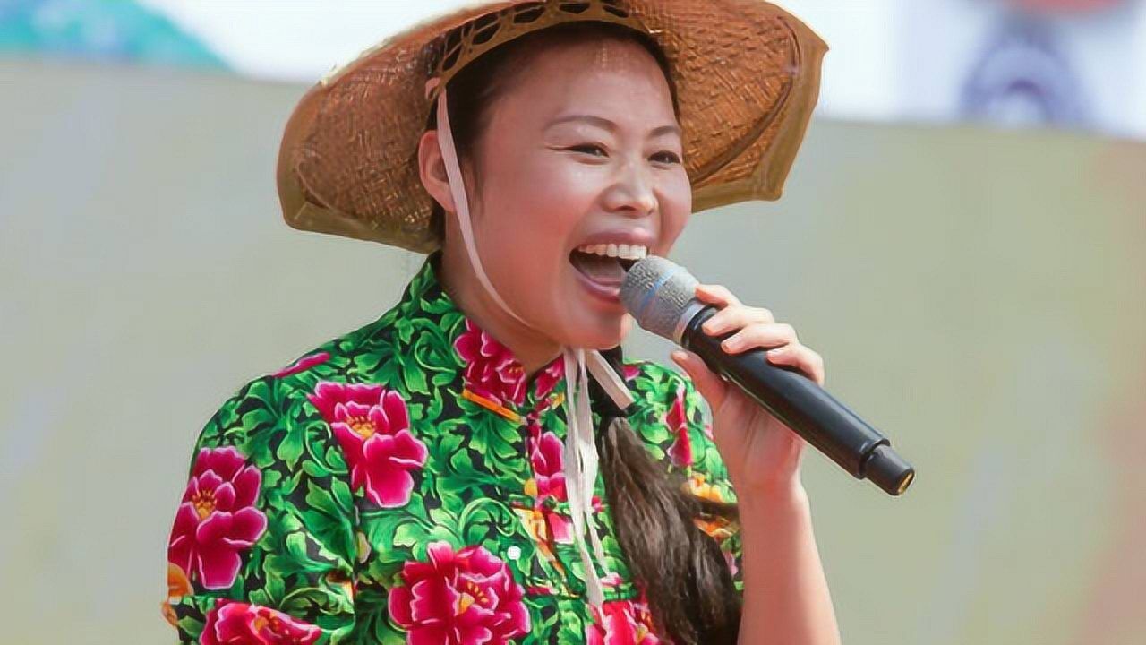 草帽姐演唱《轻轻地告诉你》唱的超好听,忍不住点赞