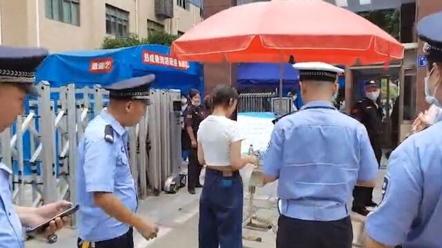 湖南一考生参考证件全部落共享单车前篮里,民警20分钟火速帮其补齐