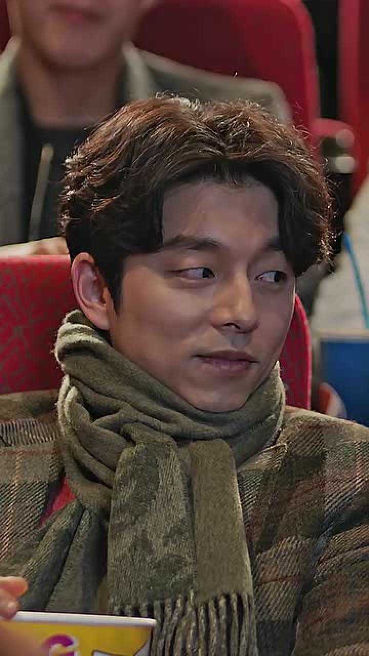 这是不是像极了你们看电影的样子孔刘看的釜山行他可能是看着自己害怕