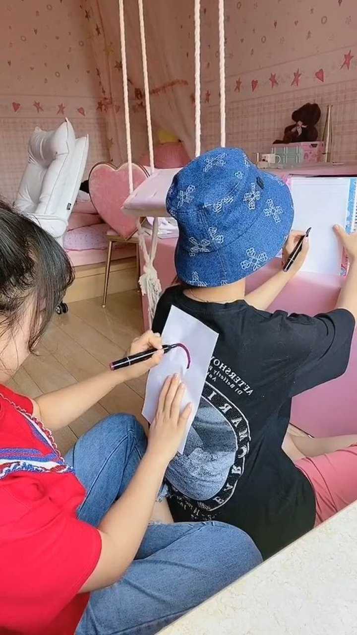 沙雕姐妹花之背后画画来了这艾特你闺蜜和你玩背后画画搞笑可爱的小蛋