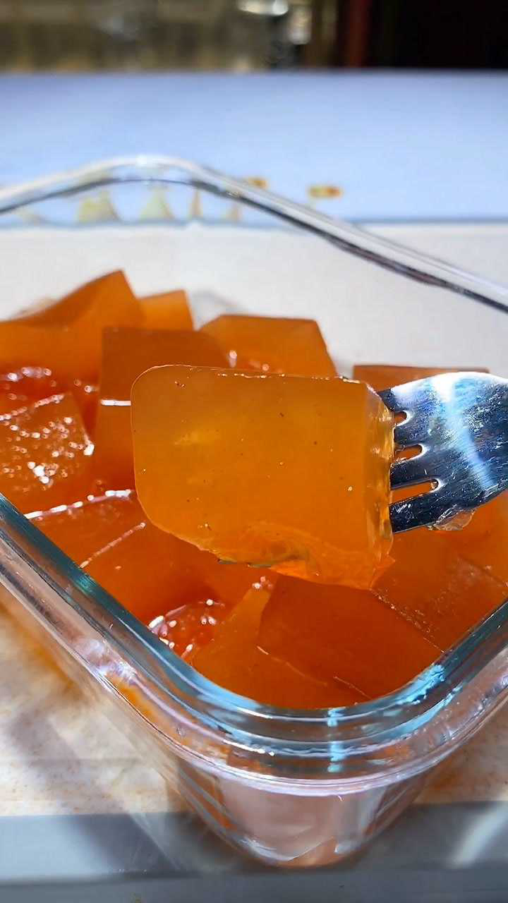 今天我做了好吃山楂果冻,好吃极了,酸酸甜甜